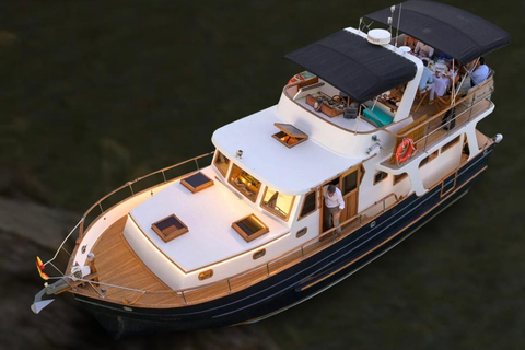 Seville: Flamenco life music Yacht Cruise, Tapas & Drinks Private Yacht Flamenco life music Cruise, Wine beers & tapas