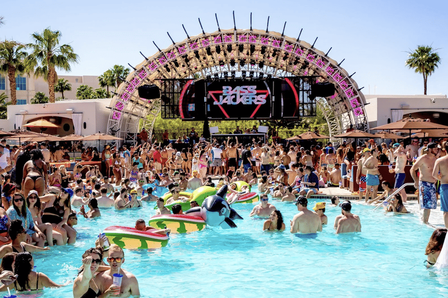 #1 Vegas Pool Crawl mit Partybus, kostenlosen Drinks & VIP-Eintritt. Foto: GetYourGuide