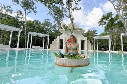 Tulum: Schwimmendes Frühstück im Gelben Nest (Tagespass)