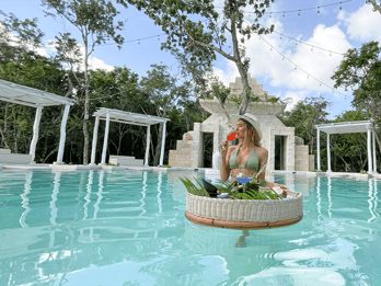 Tulum: Pequeno-almoço flutuante no Ninho Amarelo (Day Pass)