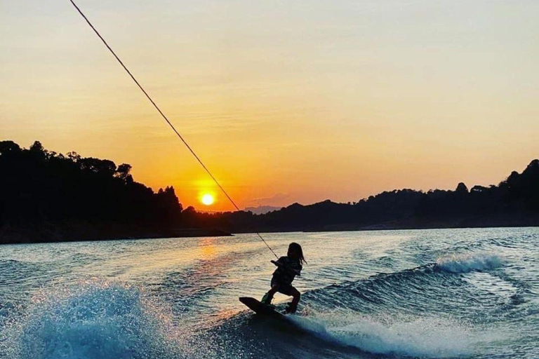 Guatapé: Wakeboarding and Wakesurfing Experience