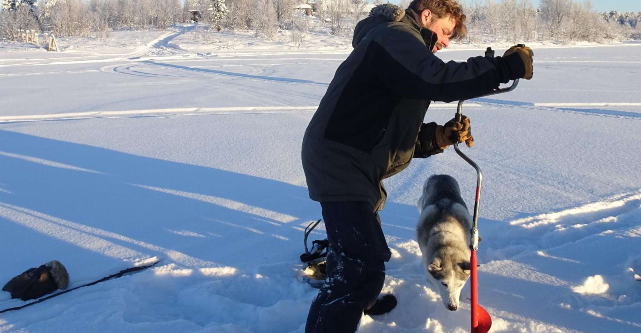 Tour de la nature avec motoneige et pêche sur glace - Hizvo