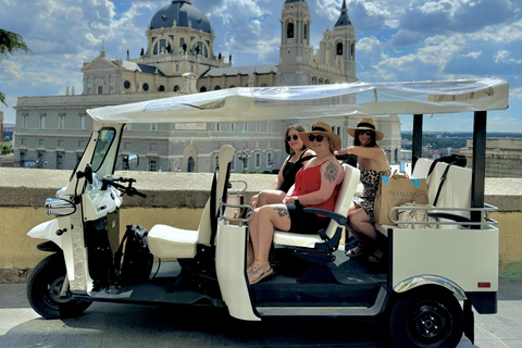 Madrid: Private Tuk Tuk Tour with Expert Guide and Panoramic Views The Classics Tour ~ Discover Madrid in 60 minutes from your STARTING POINT!