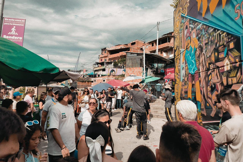 Medellin: Comuna 13 - wycieczka z przewodnikiem z przejażdżką metrocable