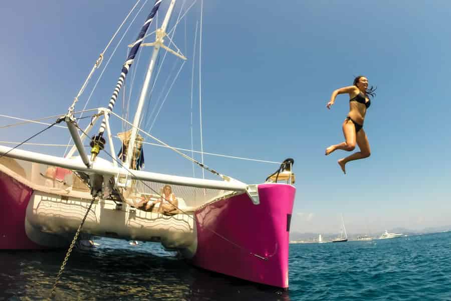 Côte d'Azur: Halbtagestour mit dem Katamaran an der Küste. Foto: GetYourGuide