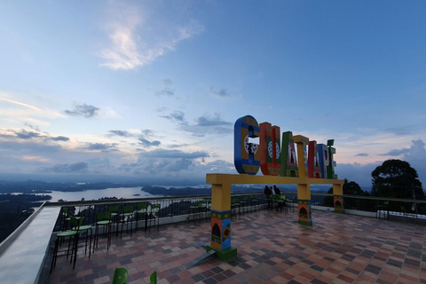 MEDELLIN: TOUR INGLÊS GUATAPE + PEÑOL VELHO + MALECON + BARCO RUMBERO