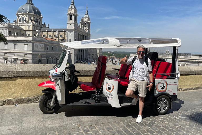 Madrid: Tour privado de la ciudad en Tuk TukMadrid: Tours Privados en Tuk Tuk - 2h