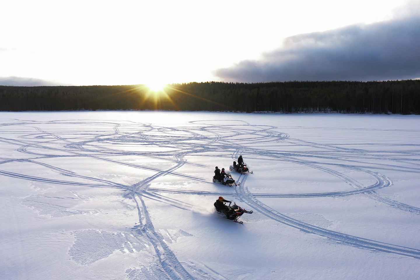 Rovaniemi: Avventura in Motoslitta e Pesca sul Ghiaccio