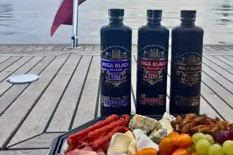 Рига: частная экскурсия на лодке с рижским черным бальзамом и закусками