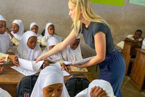 Zanzíbar: visita a una escuela local con participación en claseZanzíbar: tour por una escuela local con participación en clase
