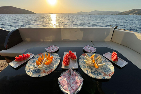 Tour en barco por Bodrum: Excursión al atardecer en Bodrum con Jet Black Yacht