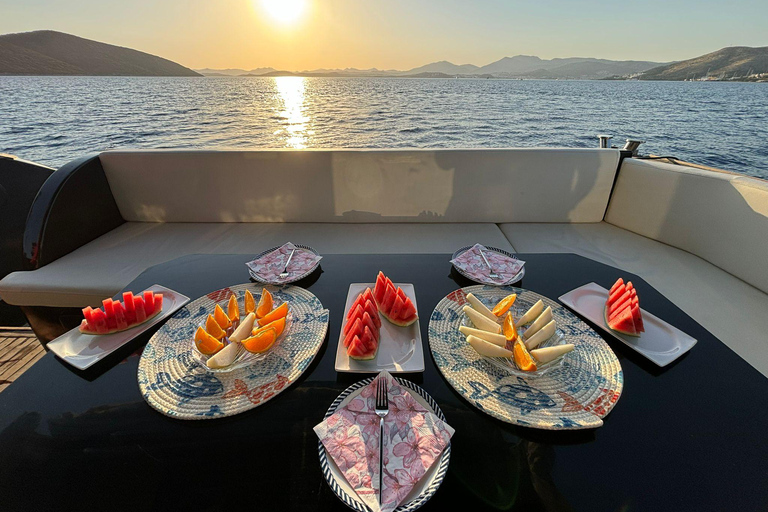 Bodrum Bootstour: Bodrum Sunset Tour mit Jet Black Yacht