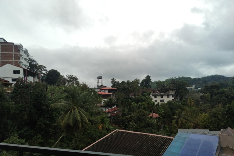 Kandy: City Highlights & Scenic Lake Bike Tour
