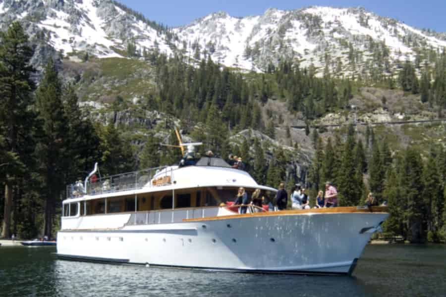 South Lake Tahoe: Bootsfahrt in der Emerald Bay mit kompletter Bar. Foto: GetYourGuide