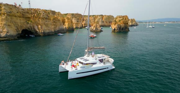 Lagos: crucero privado en catamarán con bebidas y aperitivos