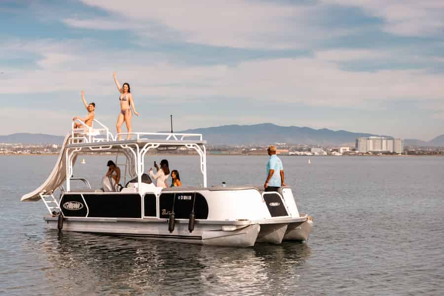 San Diego: Private Party auf einem zweistöckigen Pontonboot. Foto: GetYourGuide