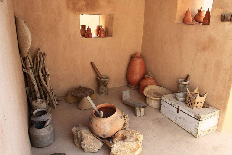 Salalah: Taqah Castle Tour with Meal, Car, and Guide