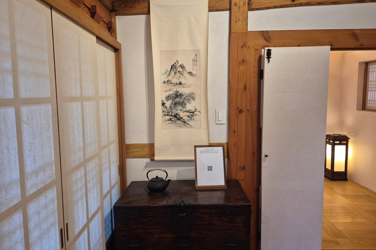 Seoul: Bukchon Hanok Village, Korean Tea Ceremony & Dessert