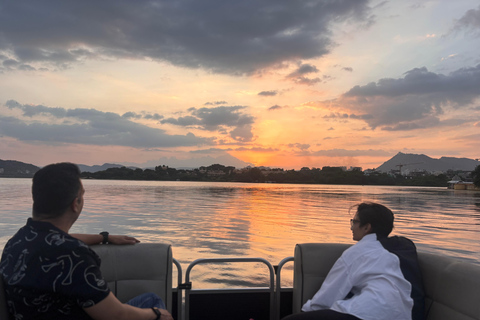 أودايبور: ركوب قارب خاص ومتميز في بحيرة بيشولاأودايبور: ركوب قارب خاص ومميز في بحيرة بيشولا