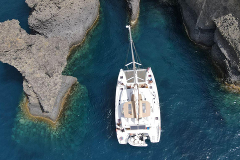 Santorini: Crociera in catamarano di lusso con pranzo, barbecue e bevande