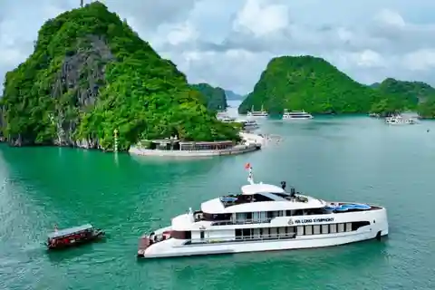 Hanói: Crucero 5 Estrellas por la Bahía de Halong con jacuzzi y almuerzo buffet