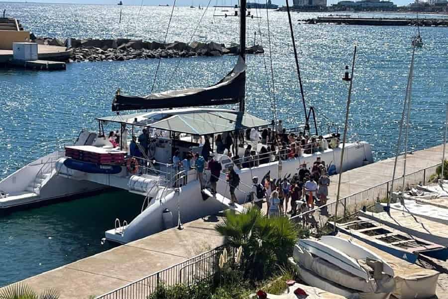 Barcelona: Sonnenuntergang mit DJ, Getränken und Snacks. Foto: GetYourGuide Barcelona: Sonnenuntergang mit DJ, Getränken und Snacks. Foto: GetYourGuide