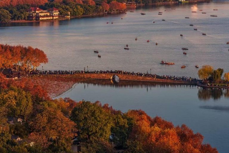 A classic half-day cruise on West Lake Bilingual Service：West Lake & Broken Bridge &Sculling Boat