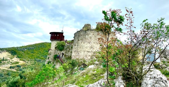 Tagestour zur Burg Petrela und Zip Line Albanien Abenteuer