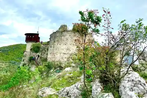 Tagestour zur Burg Petrela und Zip Line Albanien Abenteuer