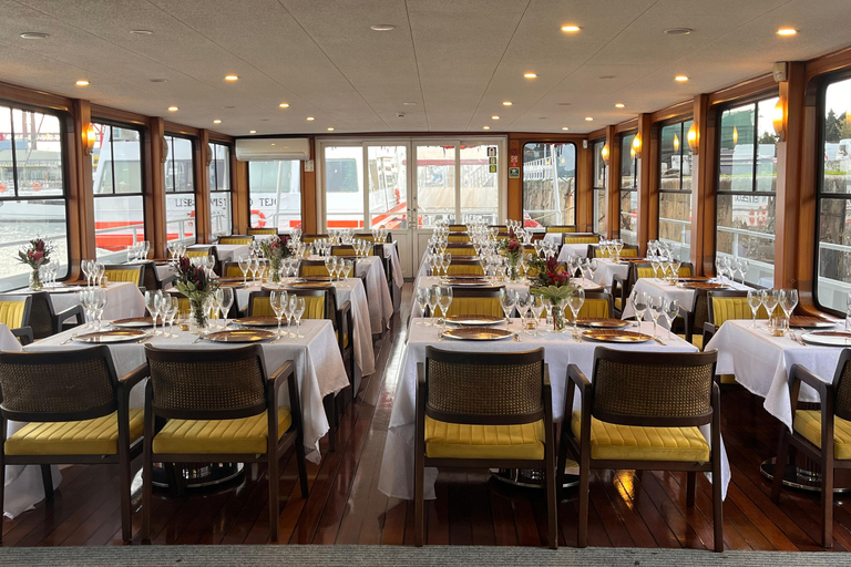 Lisbon: Tagus River Dinner Cruise with Fado Show