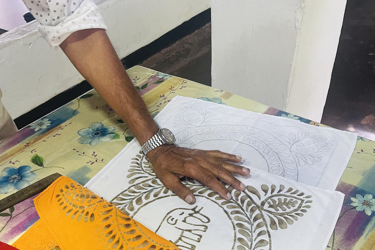 Giriulla: Batik Factory Tour with Ceylon Tea and Sweets