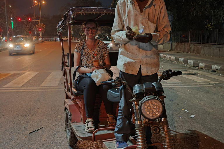 Mercado nocturno y comida callejera en Delhi (medio día, guiado por mujeres)Mercado de día y comida callejera en Delhi (medio día, guiado por mujeres)