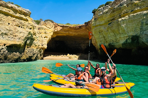 Benagil : Visite guidée en kayak à l&#039;intérieur des grottes et Praia da Marinha.