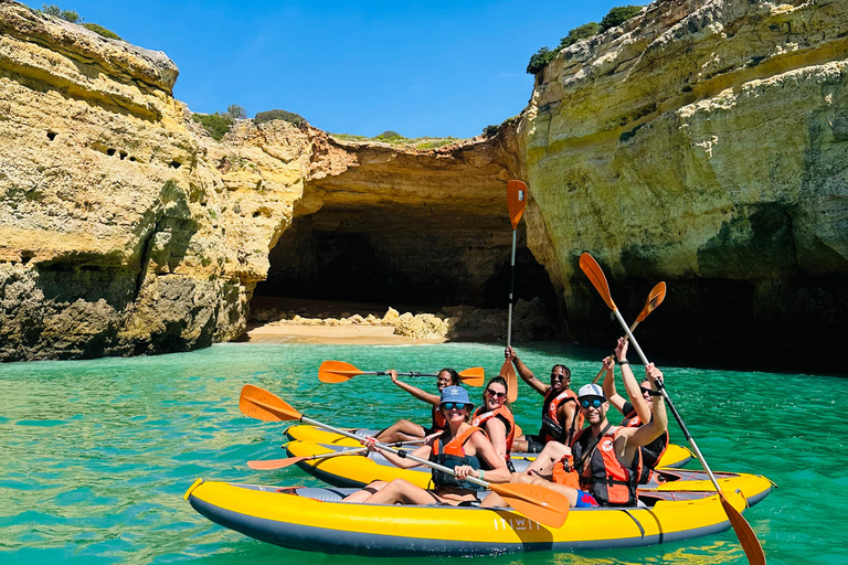 Benagil : Visite guidée en kayak à l&#039;intérieur des grottes et Praia da Marinha.