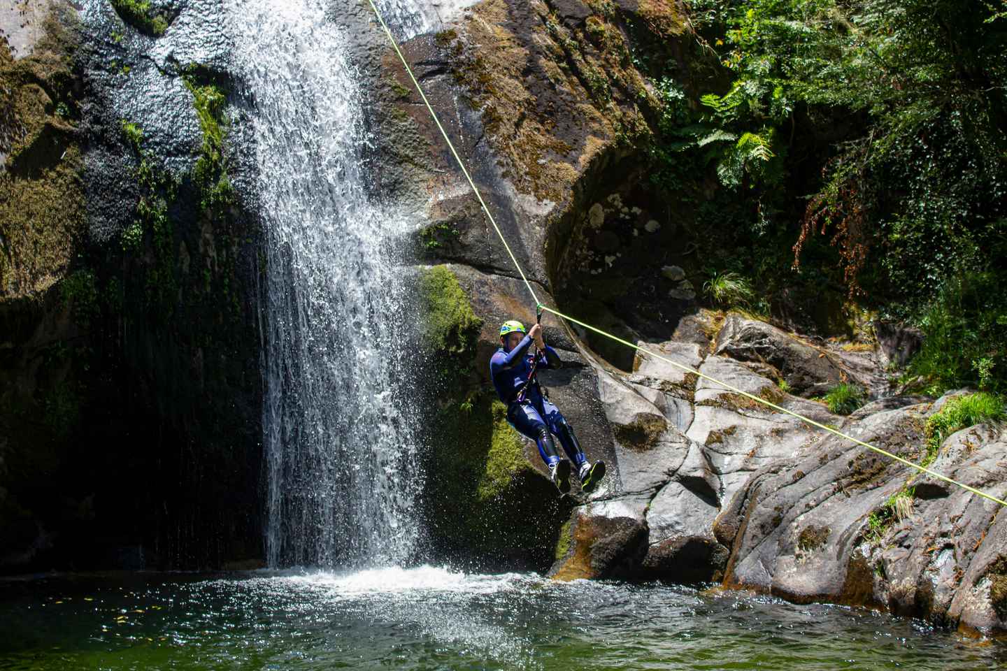 Aventura de barranquismo en el Parque Nacional Peneda-Gerês, Portugal