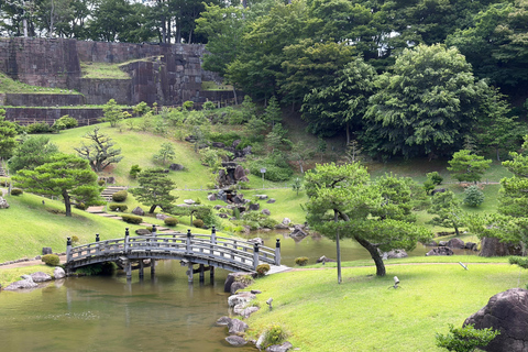 Kanazawa: Private Hidden Waterways, Castle & Kenrokuen Tour