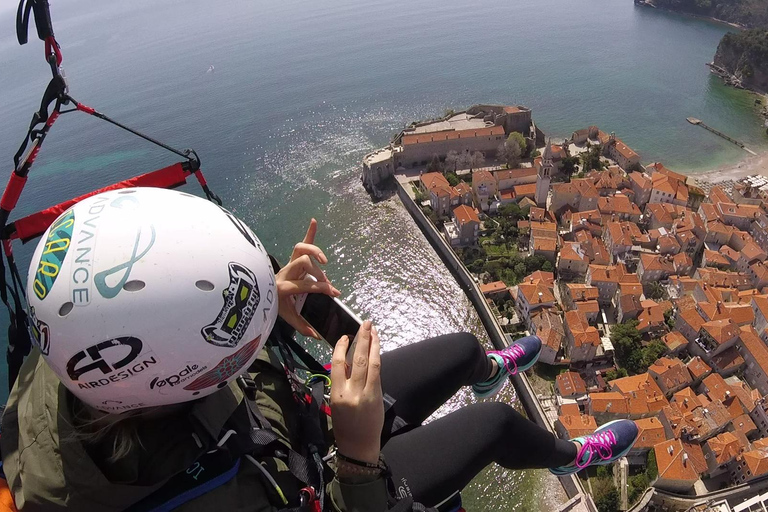 Gleitschirmfliegen in Montenegro: Luftexkursion über der Altstadt von Budva