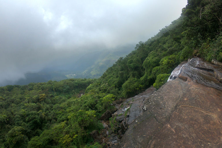 Kandy: Dagstur med vattenfall och lokal by med lunch