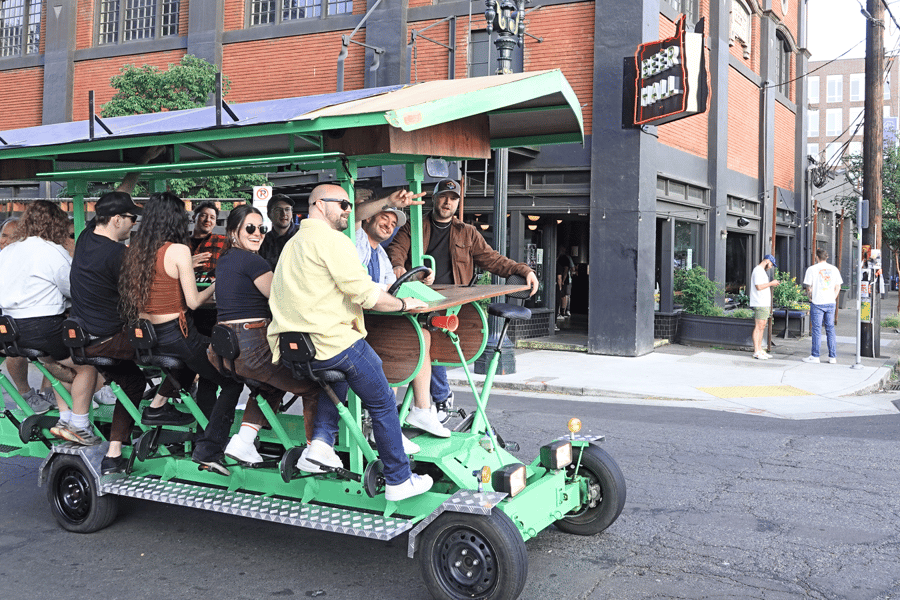 Portland: Private oder gemeinsame Party-Radtour durch die Kneipen. Foto: GetYourGuide Portland: Private oder gemeinsame Party-Radtour durch die Kneipen. Foto: GetYourGuide