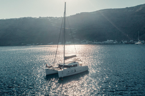 Santorini: Catamaran Caldera Cruise met Maaltijd en DrankjesRomantische cruise bij zonsondergang