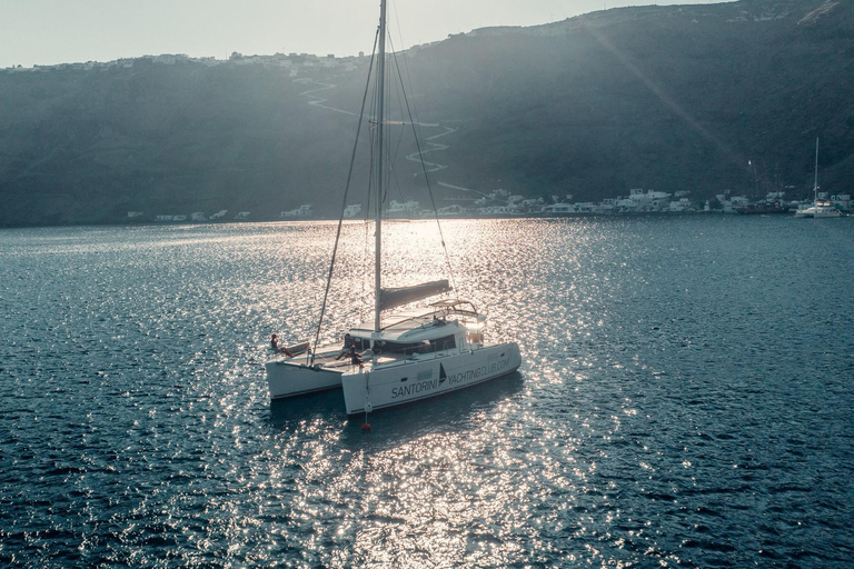 Santorini: Catamaran Caldera Cruise met Maaltijd en DrankjesRomantische cruise bij zonsondergang