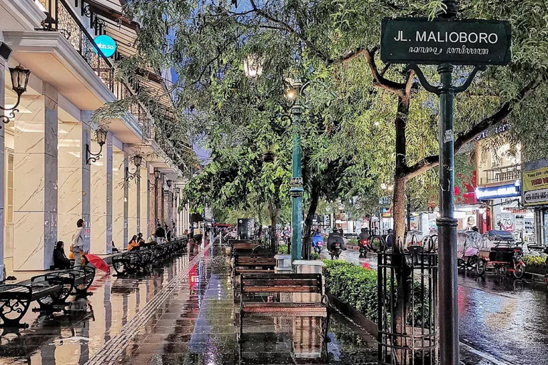 Yogyakarta: Malioboro Street Night Tour with Food Tasting