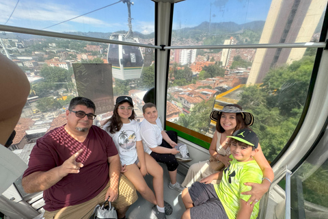 Medellín Comuna 13 Tour, Premium Experience Comuna 13 Medellín Tour, Premium Experience