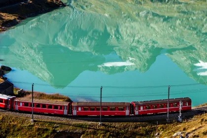 Ab St. Moritz: Bernina Red Train mit Weinverkostung