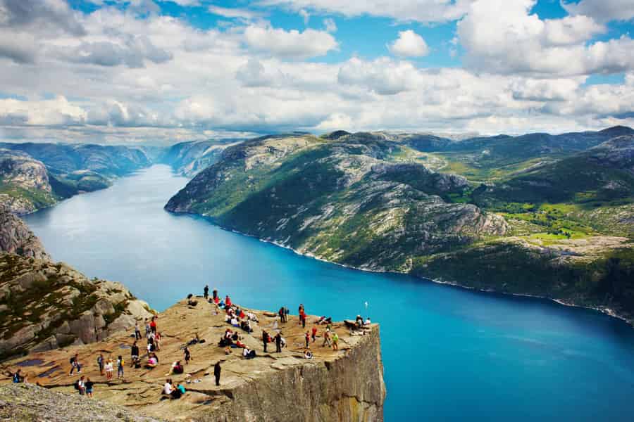 Stavanger: Preikestolen (Kanzelfelsen) Wanderung mit ortskundigem Guide. Foto: GetYourGuide Stavanger: Preikestolen (Kanzelfelsen) Wanderung mit ortskundigem Guide. Foto: GetYourGuide