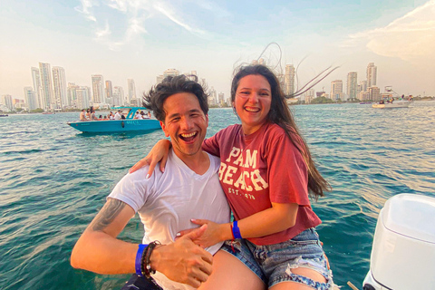 Cartagena: Atardecer en barco en la bahía con música y licor