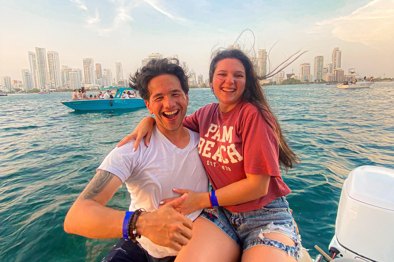 Cartagena: Sunset in boat in the bay with music and liquor