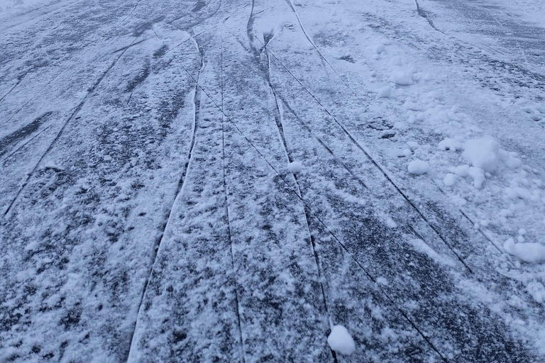 Levi: Guided Ice Skating Tour with Campfire Snack