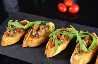 Sevilla: Authentische Tapas- & Weintour mit einem lokalen Experten