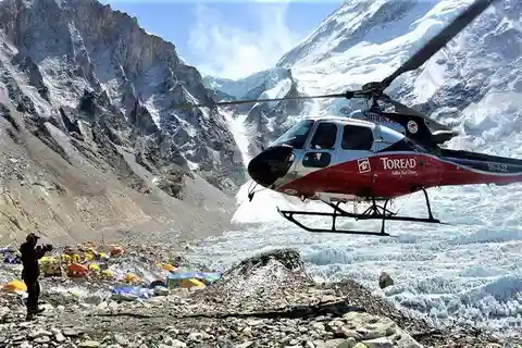 Everest Helicopter (shared) Tour landing in Kalapathar